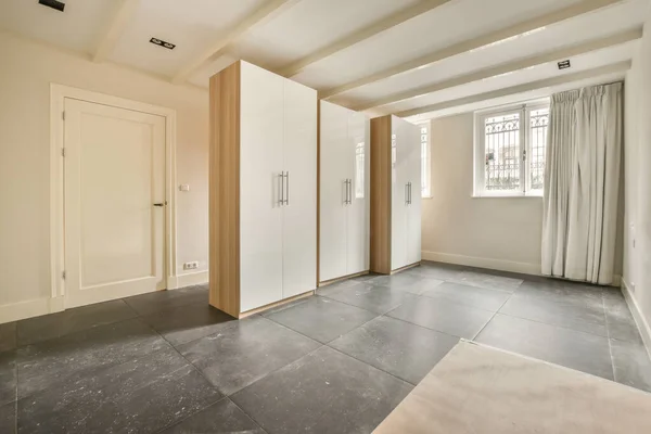 Interior Sala Branca Vazia Com Roupeiros Grandes Janelas Varanda Piso — Fotografia de Stock