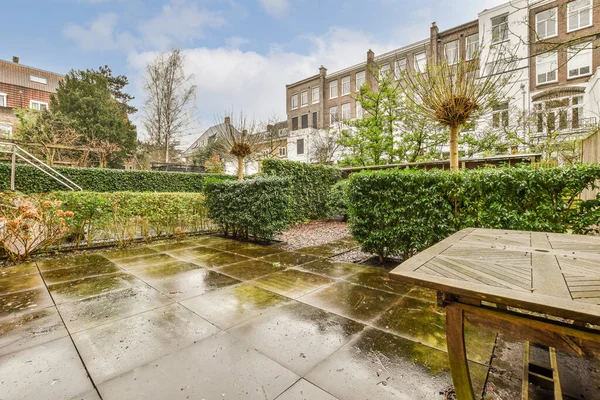 Açık hava eğlencesi için yemek alanı olan minimalist, parlak ve manzaralı bir arka bahçe.