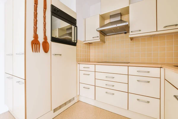 Interior Espaçosa Cozinha Vazia Amarelada Com Piso Parquet — Fotografia de Stock