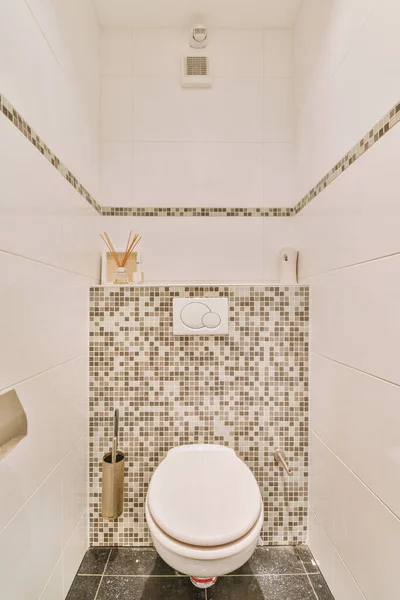 Nowoczesna Toaleta Jest Zainstalowana Ścianie Pod Przyciskiem Półce Dyfuzorem Łazience — Zdjęcie stockowe