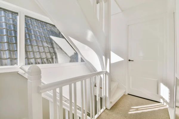 Kapalı Beyaz Oda Kapısı Çerçeveli Resimlerin Yanında Evdeki Merdivenin Tepesinde — Stok fotoğraf