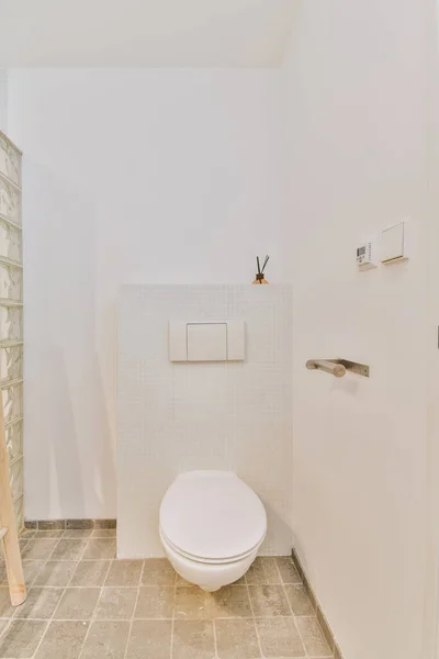 Modern Toalett Monterad Vit Vägg Knapp Hylla Med Diffusor — Stockfoto