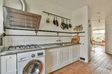 Geniş, parlak mutfak, yemek alanı, modern tasarım ve panoramik pencereler.