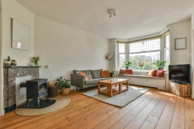 Geniş bir pencereden harika bir manzarası olan rahat, ferah ve parlak bir yemek alanı.