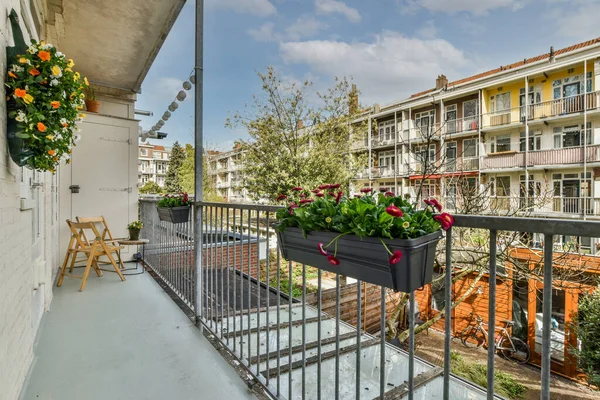 Açık hava eğlencesi için parlak geniş balkon