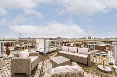 Temiz asfalt veranda, oturma alanı ve şehir manzarası.