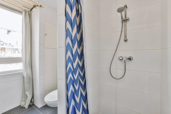Kran Prysznicowy Przymocowany Ściany Płytkowej Pobliżu Przegrody Szklanej Muszli Klozetowej — Zdjęcie stockowe