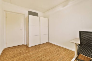 Lüks bir evde geniş bir oda.