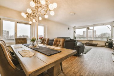 Lüks bir evde geniş bir oda.