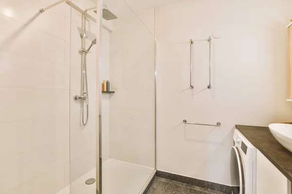 Modern Zuhanyfülke Egy Világos Fürdőszobában — Stock Fotó