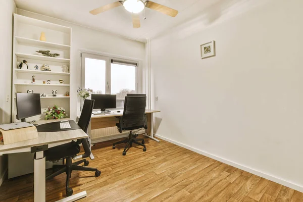 Lüks bir evde geniş bir oda.