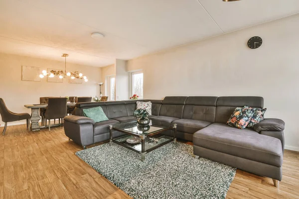 Lüks ve güzel oturma odası iç tasarımı.