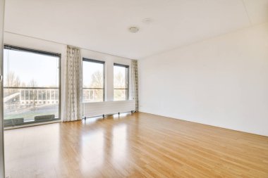 Giriş kapısı, beyaz duvarları ve parke zemini olan geometrik tasarımı olan boş modern bir daire.