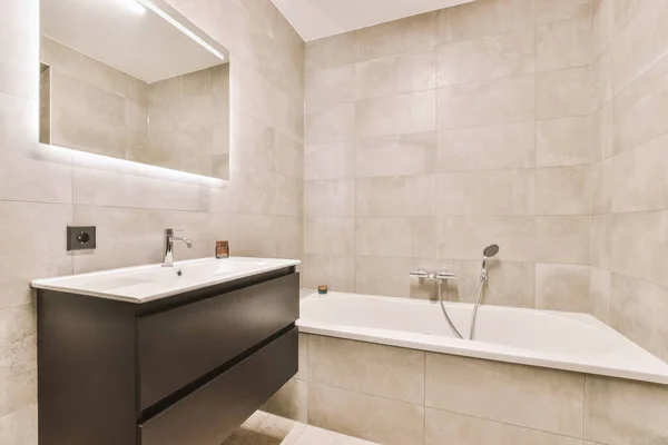Sinks Mirrors Clean Bathtub Modern Bathroom White Tiled Walls — Stock Photo, Image