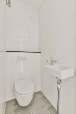 Minyatür, küçük, temiz tuvaletin içi.