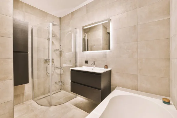 Waschbecken Mit Spiegel Und Saubere Badewanne Der Nähe Der Duschkabine — Stockfoto