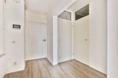 Lüks bir evde geniş bir oda.