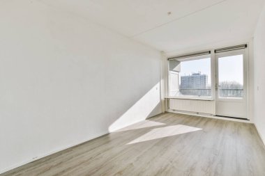 Lüks bir evde geniş bir oda.