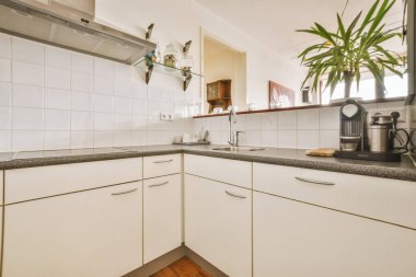 Mutfağı modern mobilyalarla bölmeye karşı modern dairede yemek alanından