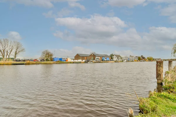 Schöne Aussicht Auf Eine Moderne Und Saubere Wasserversorgung Umgeben Von — Stockfoto