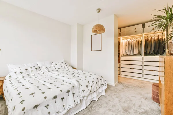 木製ラック付きの広々としたベッドルームで快適なベッド ソフトカーペット — ストック写真