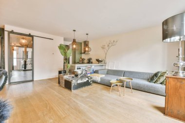 Geniş bir hafif yemek odası ve modern mobilya ve aletlerle mutfak yakınında bulunan zarif bir avize.