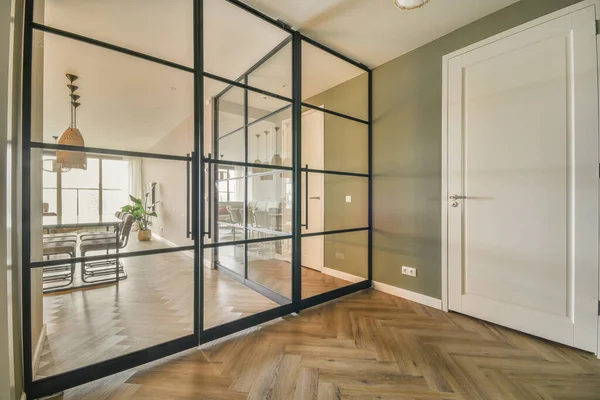 Oturma odasına açılan kapısı olan çağdaş apartman koridoru.