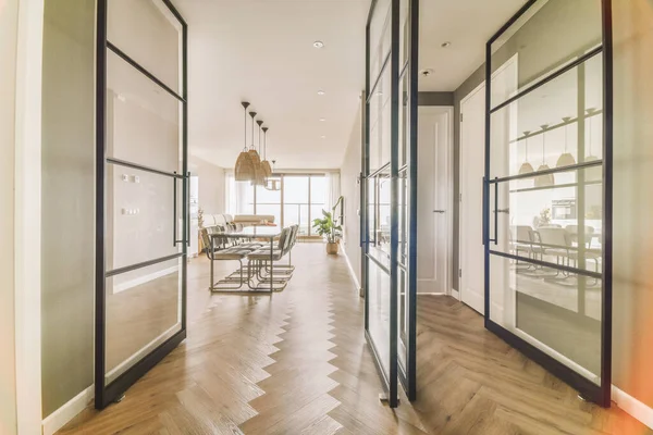 Oturma odasına açılan kapısı olan çağdaş apartman koridoru.