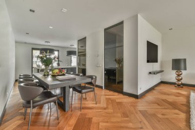 Geniş bir pencereden harika bir manzarası olan rahat, ferah ve parlak bir yemek alanı.