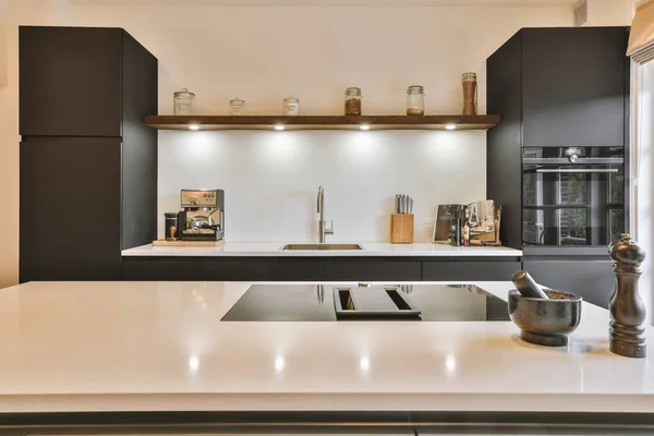 Desain Interior Gaya Modern Minimalis Apartemen Studio Dengan Dapur Hitam — Stok Foto