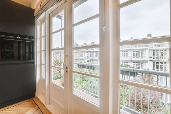 Minimalist tarzı beyaz mobilyalı, lavabolu ve sobalı bir ev mutfağı.