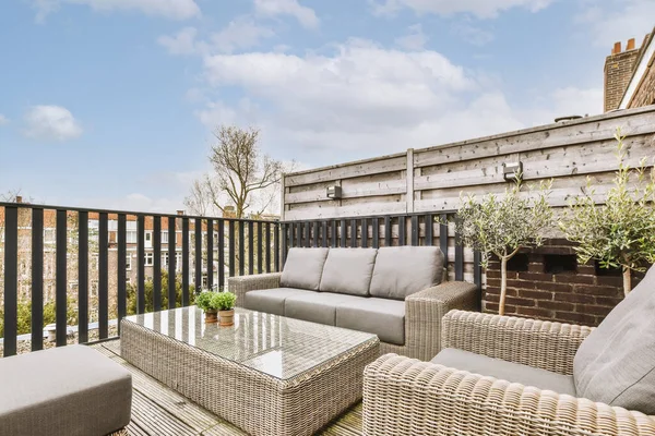 Balcon Lumineux Bois Avec Balustrades Métal Chaise Porte Bois — Photo