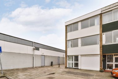 Köşe manzaralı, arabalı ve garajlı tuğlaların dış yüzeyi.