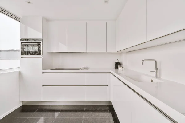Moderno Diseño Interior Esquina Cocina Casera Con Armarios Armarios Blancos — Foto de Stock