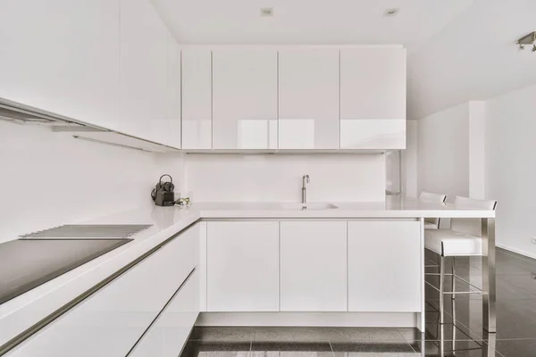 Casa Moderna Cozinha Canto Design Interiores Com Armários Brancos Armários — Fotografia de Stock