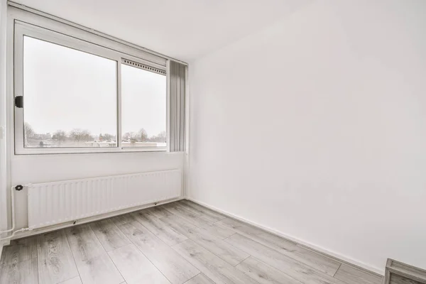 Interior Habitación Blanca Vacía Con Grandes Ventanales Con Jalousie Suelo — Foto de Stock