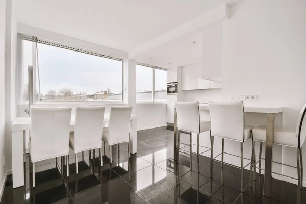 Sala Jantar Estilo Minimalista Espaçosa Com Mesa Cadeiras Apartamento Moderno — Fotografia de Stock