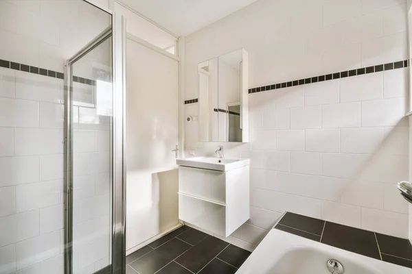 캐비닛 거울로 현대식 욕실의 샤워실 — 스톡 사진