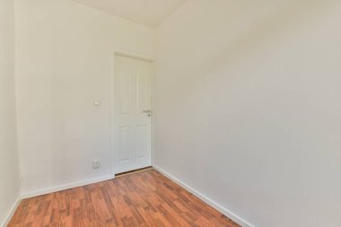 Evdeki boş ışık odasında, beyaz duvardaki plastik pencere ve radyatör.