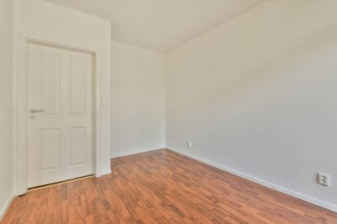 Güzel panoramik manzaralı balkona erişimi olan ferah, parlak bir oda.