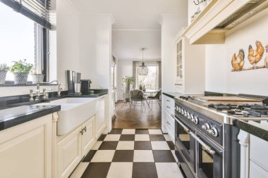 Seçkin bir evin güzel mutfağının içi.