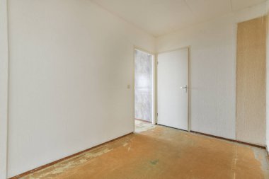 Lüks bir evde rahat ve ferah boş bir oda.