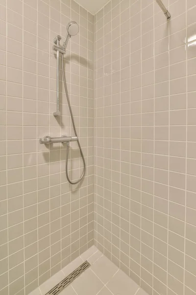 Interior Baño Contemporáneo Con Ducha Inodoro Lavabo Estilo Minimalista Piso —  Fotos de Stock