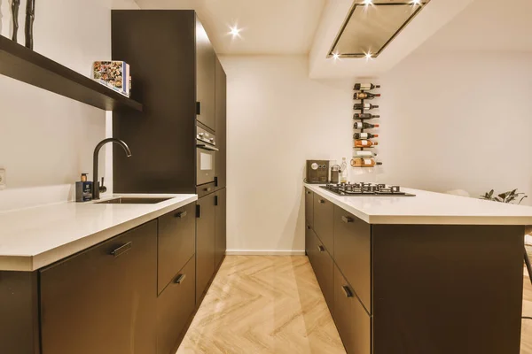 Balcões Com Fogão Forno Localizados Cozinha Moderna Perto Sala Jantar — Fotografia de Stock