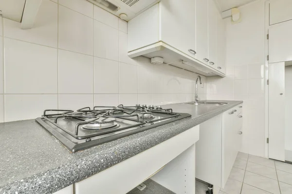 Fragment Wnętrza Jasnowąskiej Kuchni Domowej Minimalistycznym Stylu Białe Meble Umywalką — Zdjęcie stockowe