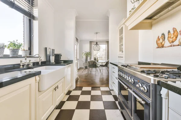 Seçkin bir evin güzel mutfağının içi.