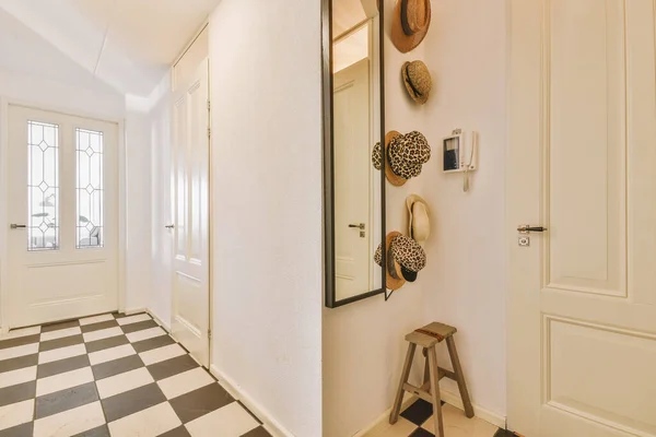 Corridor Van Modern Appartement Met Deuropening Naar Terras — Stockfoto