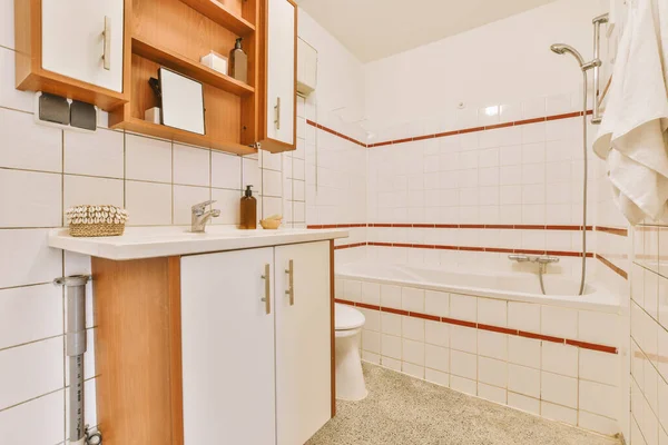 Interieur Des Modernen Badezimmers Mit Badewanne Und Waschbecken Holztheke Mit — Stockfoto