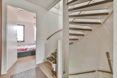 Rahat adımları olan geniş ahşap merdivenler.