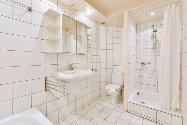 샤워실 싱크대가 현대적 욕실의 — 스톡 사진